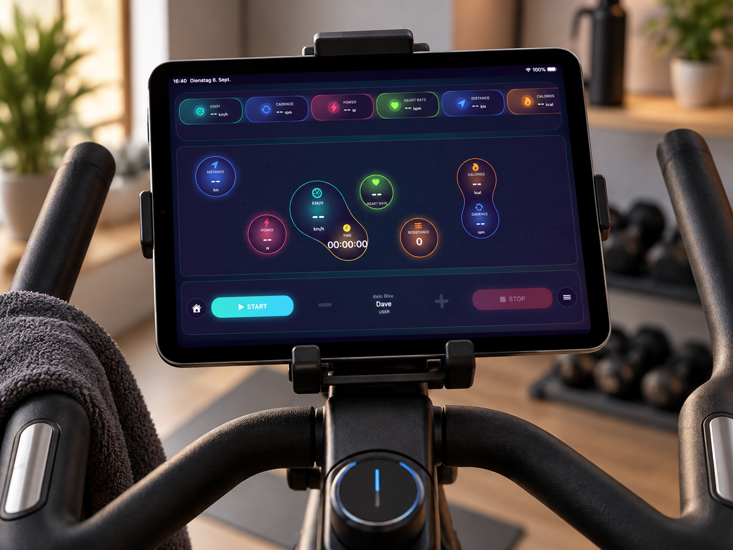 Echter App-Ausschnitt auf einem Fitnessgerät mit KI-nachbearbeiteter Umgebung